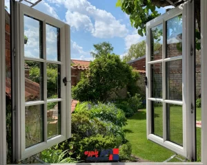 پنجره فرانسوی (دو لنگه بازشو)