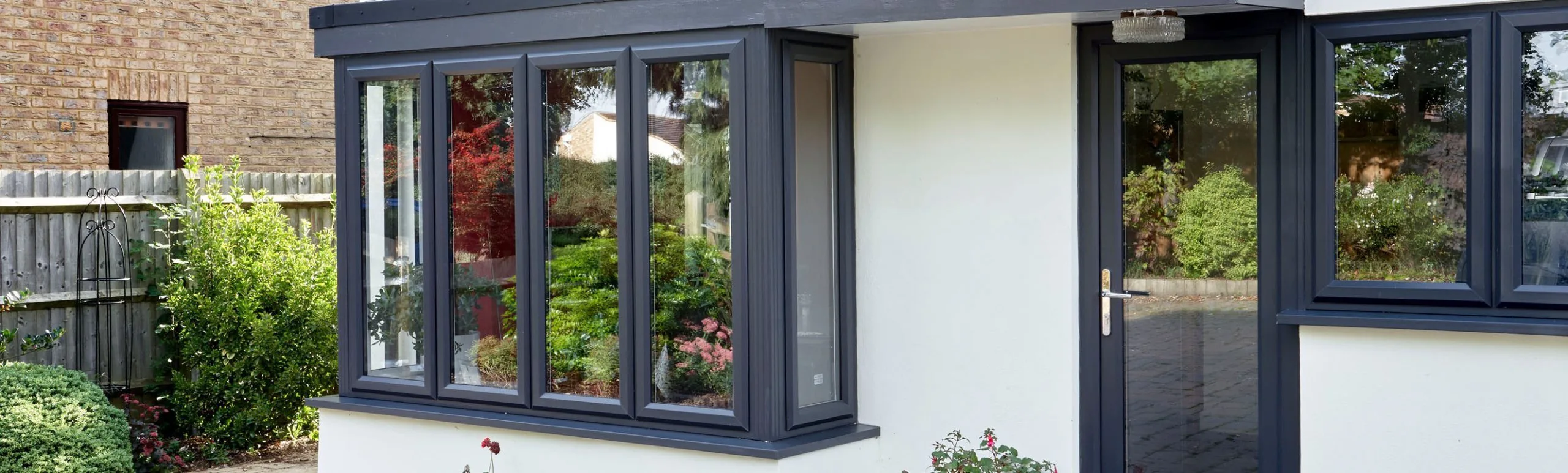 چرا پنجره دوجداره برای رستوران‌ ها و کافی‌شاپ‌ های مشهد اهمیت دارد؟